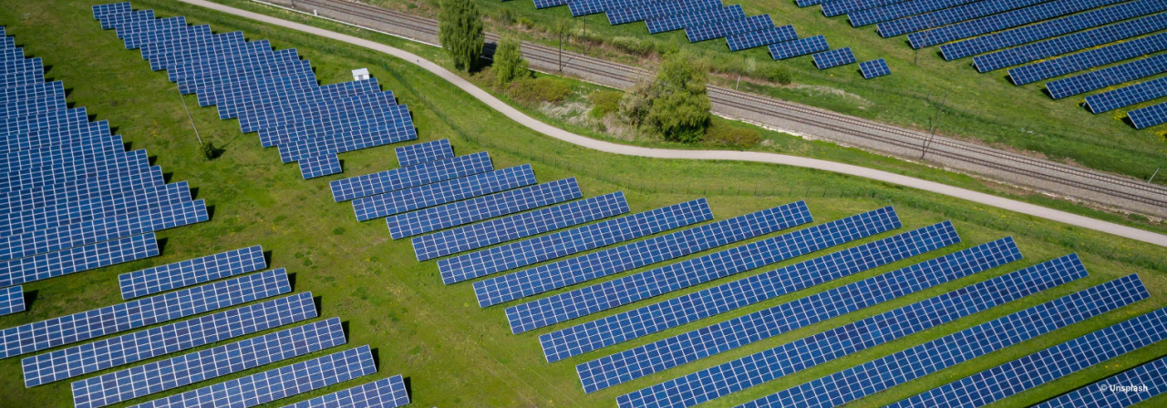 Un composé au lithium pour stocker efficacement l’énergie solaire champ de panneaux solaires